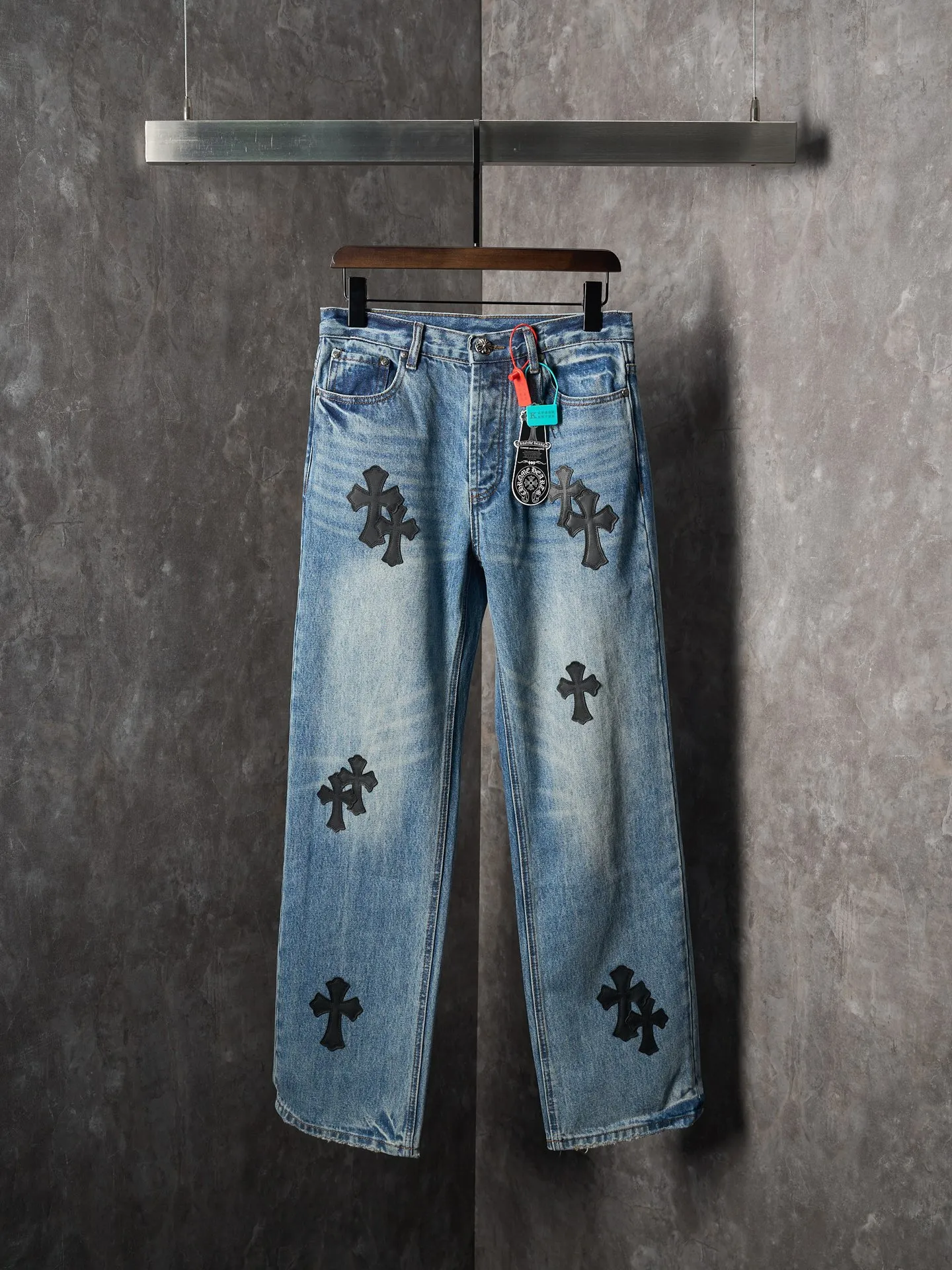P660 Actual auction] Chrome Hearts/Ch cross logo jeans [Ready stock] 28 30 32 34 Customized dark bamboo rhyme cotton denim with fine texture, comfortable and close to the skin, matte indigo, a denim poem dyed with time, anchored by black cowhide cross patch. Every inch of touch hides untamed wildness. The right-angled outline of the cross expresses rebellion, forming a chaotic chaos. The kraft paper and pocket logo iron plate on the back waistband sway slightly with the swing of the body, adding a sense of movement and vitality, interpreting the perfect blend of retro and luxury, making the pants a statement of attitude when worn on the body. Prioritize customization of 1:1 original denim materials to stir-fry snowballs and stir-fry salt. Specially prepare the corresponding solution. Add a certain amount of dye, soak the denim material in it to absorb the solvent, then scrub and dry to further fade and oxidize. Use stir-fried sand hand-rubbing technology and process it on a stir-fried sand machine. Make the surface of the denim material fade and wear naturally. Then use special tools to physically damage the surface of the jeans by hand. Maintain the original texture and details while adding uniqueness. Combining the rubbing and whiskering technology with the gun-drawing cat whiskering technology. Prioritize manual rubbing in specific areas to achieve a natural wrinkle effect. Then use specific tools to draw the whisker-shaped texture. The visual effect is full. Use the rotten edge hanging technology on the holes to achieve the natural rotten edge effect by rubbing the edges with physical wear. Through the combination of high-temperature steam and frosted paper, fiber hairiness and color difference are removed, giving jeans a unique hole and wear effect and a loose fit.